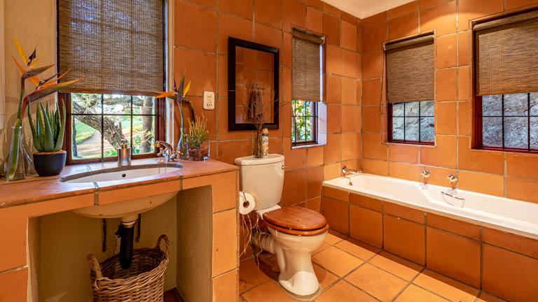 Ulwazi Rock Lodge - Bathroom