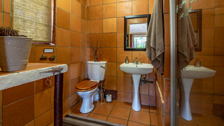 Ulwazi Rock Lodge - Bathroom