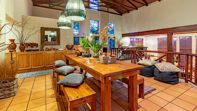 Ulwazi Rock Lodge - Dining Room