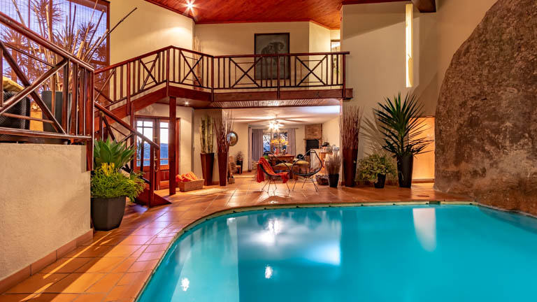 Ulwazi Rock Lodge - Indoor Swimming pool